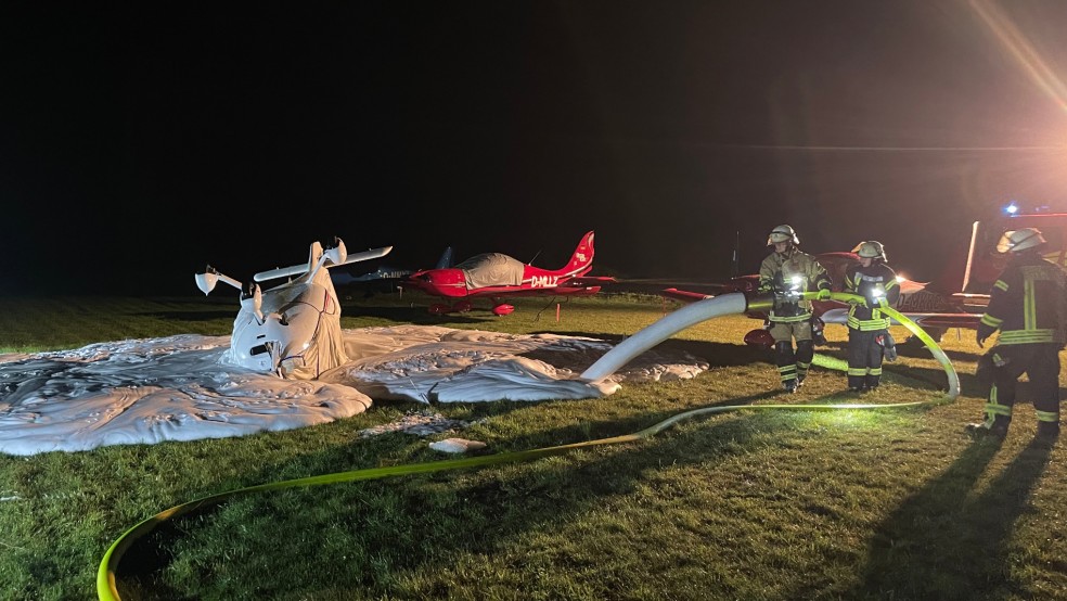 Da Kerosin austrat und das Rettungssystem des Flugzeuges möglicherweise beschädigt wurde, musste die Feuerwehr einen Schaumteppich um die Maschine legen.  © Feuerwehr