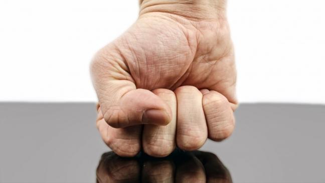 Mitten auf der Straße ins Gesicht geschlagen