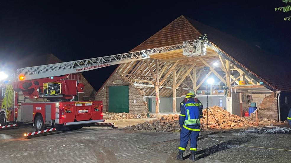 Die Giebelwand des Gebäude stürzte ein. © Feuerwehr