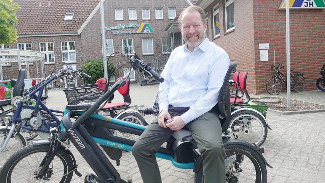 Neuer Herbergsvater freut sich über neue Fahrräder