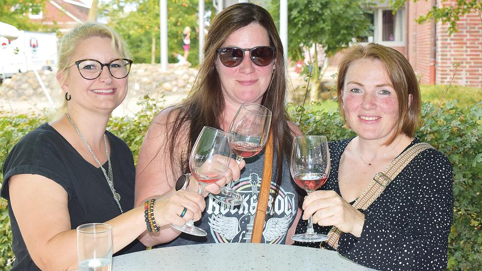 Mit einem Rosé haben die Bingumerinnen (von links) Helen Gersema, Imke Klaus und Lilija Mašić auf das Dorffest angestoßen.  © Kuper