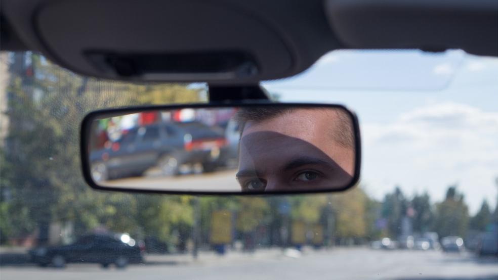 In der Windschutzscheibe eines Autos, hier ein Symbolbild, landete am 22. August ein faustgroßer Stein. Der Fahrer war auf der Autobahn 28 unterwegs. © Pixabay