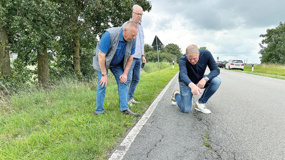 Das Grün wächst schon aus den Löchern: Der Landtagsabgeordnete Ulf Thiele (rechts) sah sich mit dem stellvertretenden Bürgermeister Helmut Plöger (links) und dem Ortsvorsteher Uwe Flink die schadhafte L 15 an.  © Foto: Wahlkreisbüro Ulf Thiele