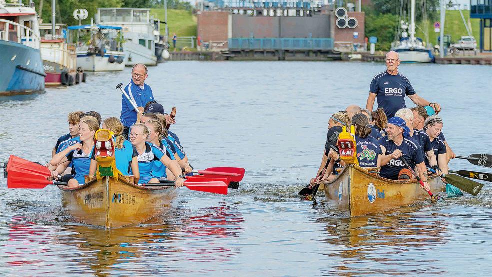 Gastgeber und späterer Sieger im Vergleich: Die DLRG Jugend (links) im Boot »Peter Meyer« und die »Seeteufel« vom Emder Kanu-Club im Boot »Ferdi« belegten im Finale des Gesamtrankings Platz vier und Platz eins.  © Fotos: Jungeblut