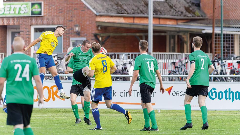 Die Weeneraner um Heiko Reinders (links, gelbes Trikot) führten gegen Stapelmoor II schon zur Halbzeit mit 3:0. Der Torschütze zum 3:0 legte in der zweiten Hälfte auch noch das 4:0 und 5:0 nach.  © Foto: Jungeblut