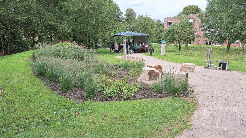 Dieser Erdhügel, der in der Mitte des Wierde-Parks im Zuge der Neugestaltung angelegt wurde, soll eingeebnet werden. Die Stauden und Blumen sollen auf dem Gelände im Ortskern an anderer Stelle wieder eingepflanzt werden.  © Foto: Szyska