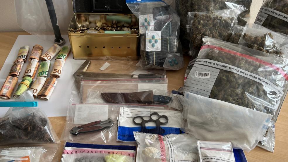Polizeikräfte stellten ein ganzes Sammelsurium an Drogen, Waffen und Bargeld sicher. © Polizei