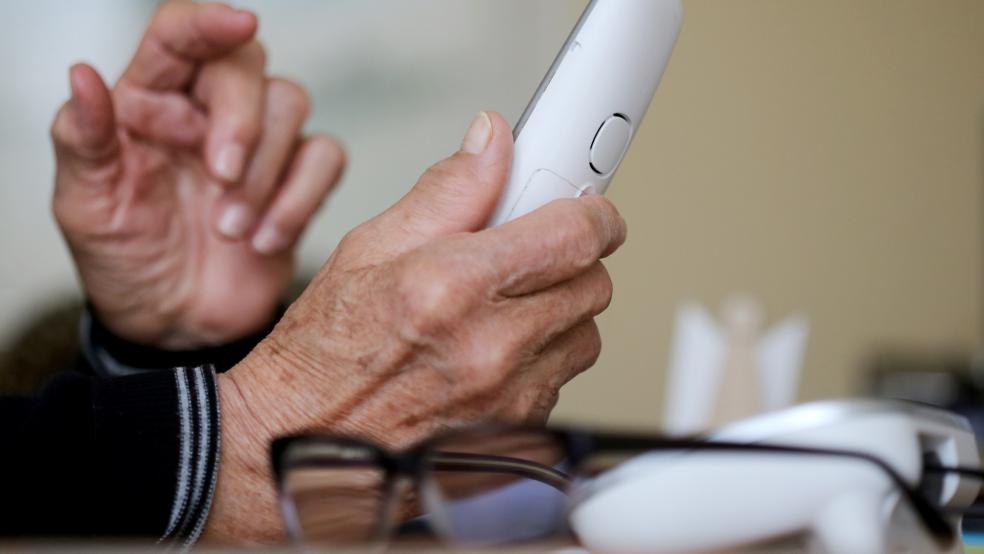 Eine 89-jährige Frau aus Moormerland folgte telefonischen Anweisungen von Betrügern, sie packte Schmuck und ihre EC-Karte in eine Tasche, die von einem unbekannten Täter abgeholt wurde. © Weihrauch (dpa/Symbolfoto)