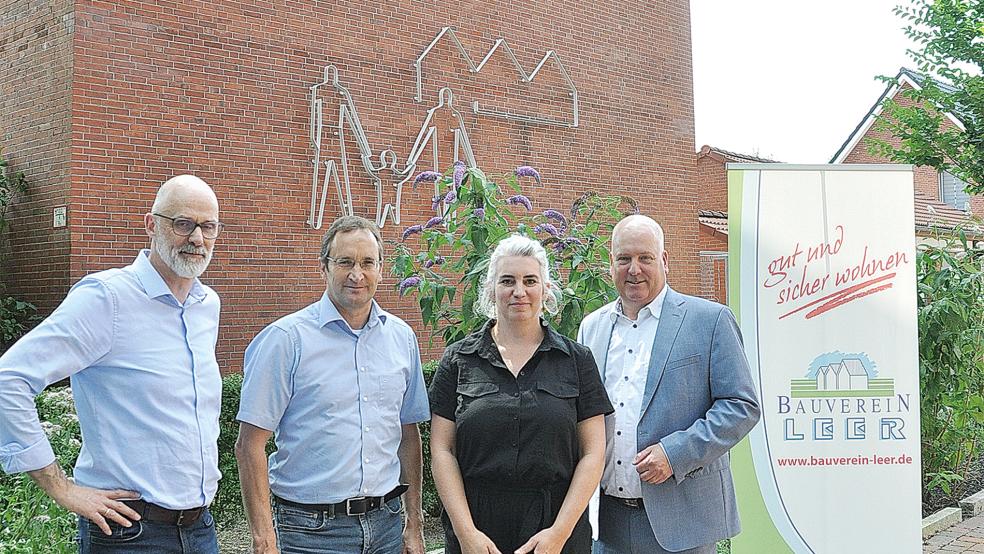Beim Ortstermin: (von links) Torsten Tooren und Thomas Exner vom Vorstand des Bauvereins, Katharina Birch, Enkelin des Künstlers, und Bürgermeister Claus-Peter Horst.  © Foto: Wolters