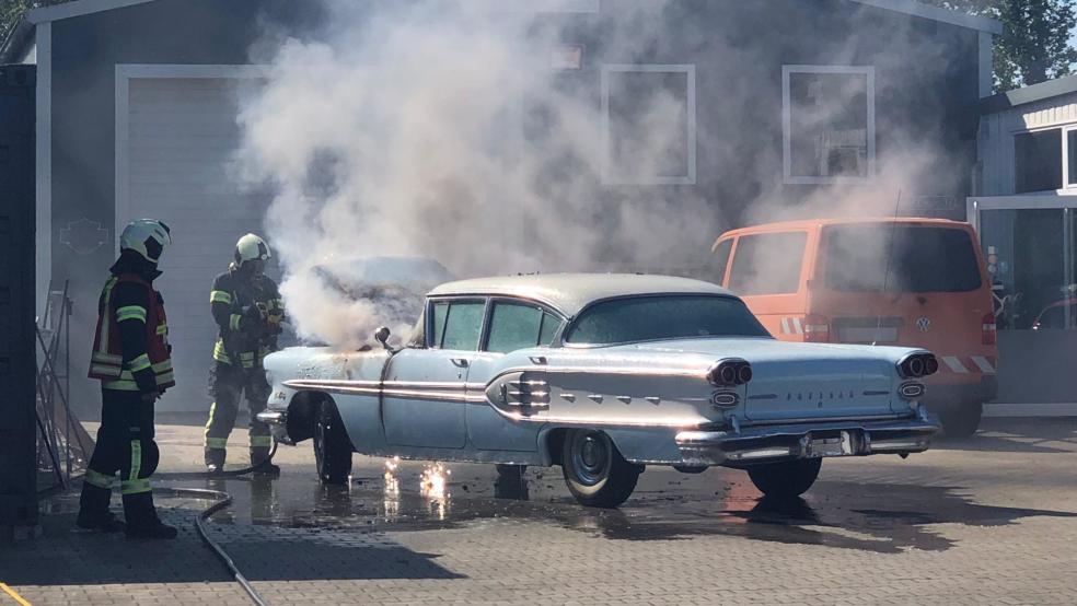 Der Oldtimer stand in Brand.  © Feuerwehr
