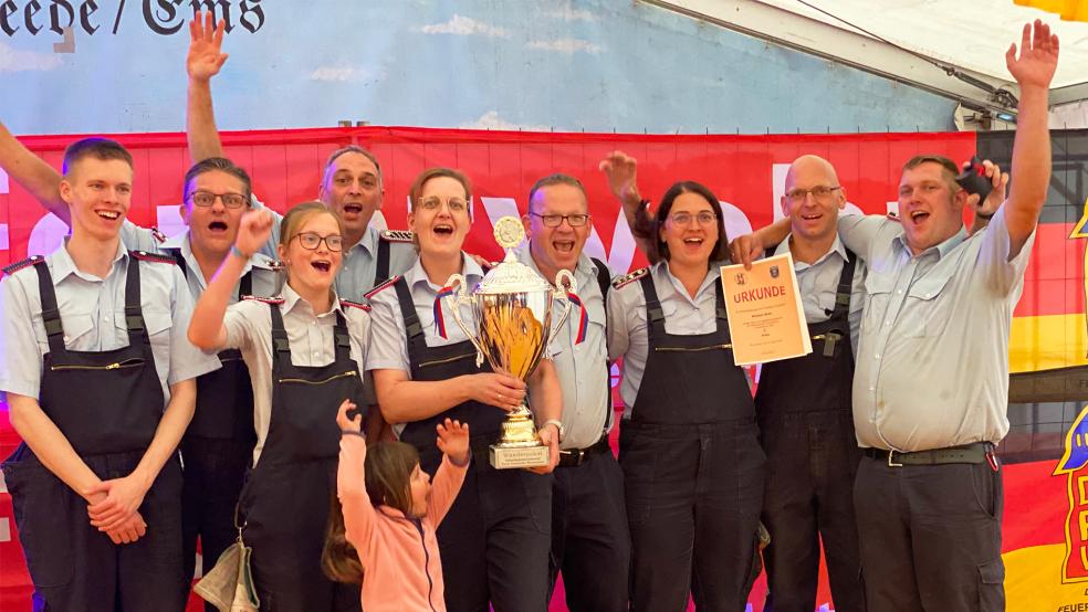 Jubelnd nahm die Feuerwehr Wymeer-Boen als Siegerin mit 61,47 Sekunden den Wanderpokal in Empfang.  © Fotos: Kuper