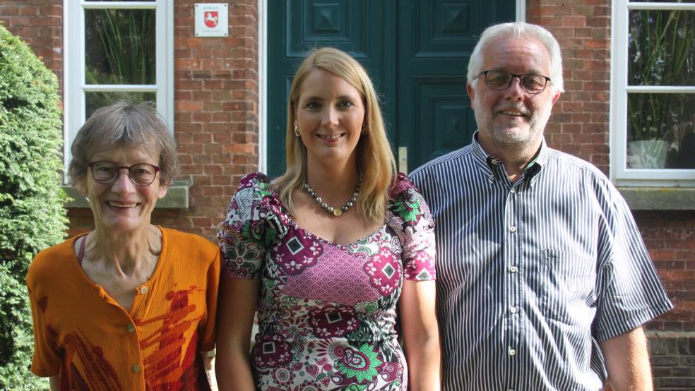 Matthias Heyen (rechts) und Xenia Nording (Mitte) von den Ordnungsämtern Papenburg und Weener verwalten das Vermögen des Tierschutz-Vereins. Iris Holzapfel wird im Oktober als Tierheim-Leitung aufhören. © Foto: Busemann