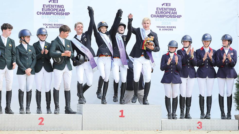 Das deutsche Junioren-Team um Mathis Huisinga (ganz rechts auf dem obersten Treppchen) bejubelt den Sieg bei der Vielseitigkeits-Europameisterschaft. Die Konkurrenz aus Irland und Großbritannien applaudiert höflich.  © Foto: C. Garlich/privat