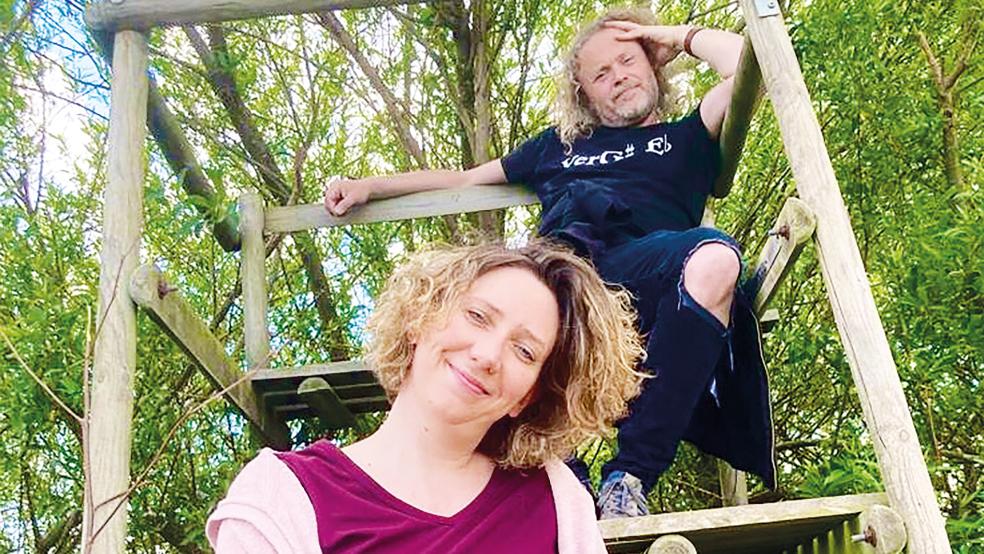 Sophia Lewin und Hauke Scholten umrahmen die Textlesung in Landschaftspolder musikalisch.  © Foto: privat