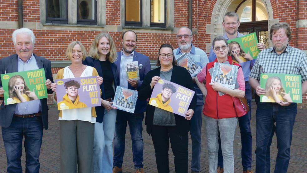 Engagiert für die plattdeutsche Sprache (von links): Landschaftspräsident Rico Mecklenburg, Sabine Homering (Plattdeutschbeauftragte Borkum), Grietje Kammler (Plattdüütskbüro), Raoul-Philip Schmidt (Gezeitenkonzerte), Ute Meinert (Sparkassenstiftung) Else und Edzard Harms (Stiftung für heimatkulturelle Jugendbildung) sowie Landschaftsdirektor Dr. Matthias Stenger und Hans Freese (Oostfreeske Taal).  © Foto: Jürgens