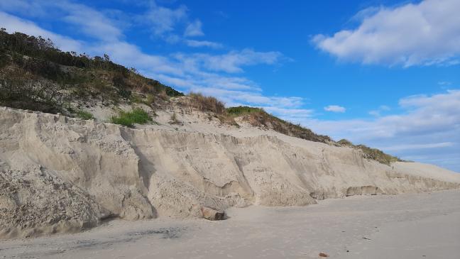 Große Abbruchkanten auf Wangerooge nach leichter Sturmflut