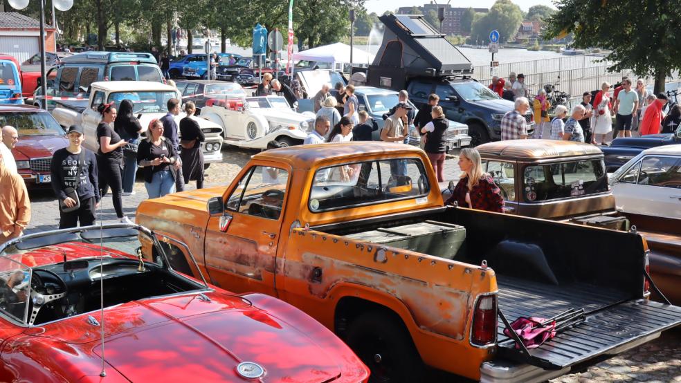 Vom Rathaus bis zum Mühlenplatz sorgten die US-Bikes und Cars für begeisterte Besucher. © Ammermann