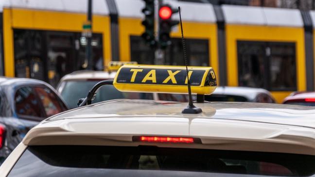 Leeraner prügelt mehrfach auf Taxifahrer ein