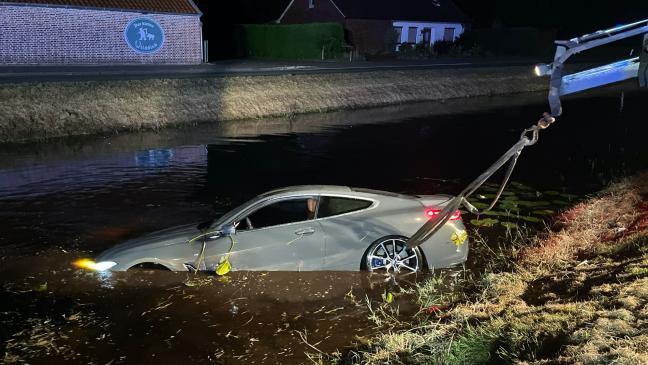 Rätsel um Auto im Kanal