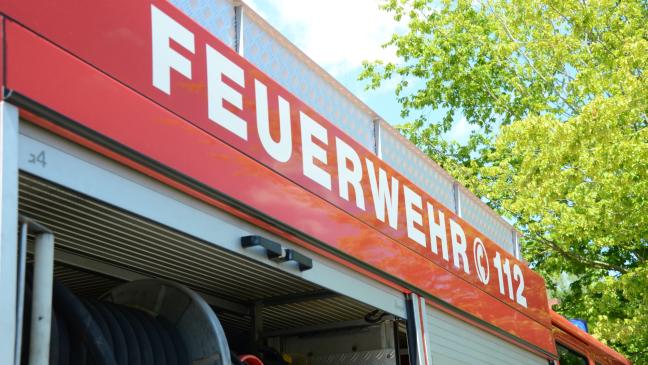Kampf gegen Unkraut endet in Hüttenbrand