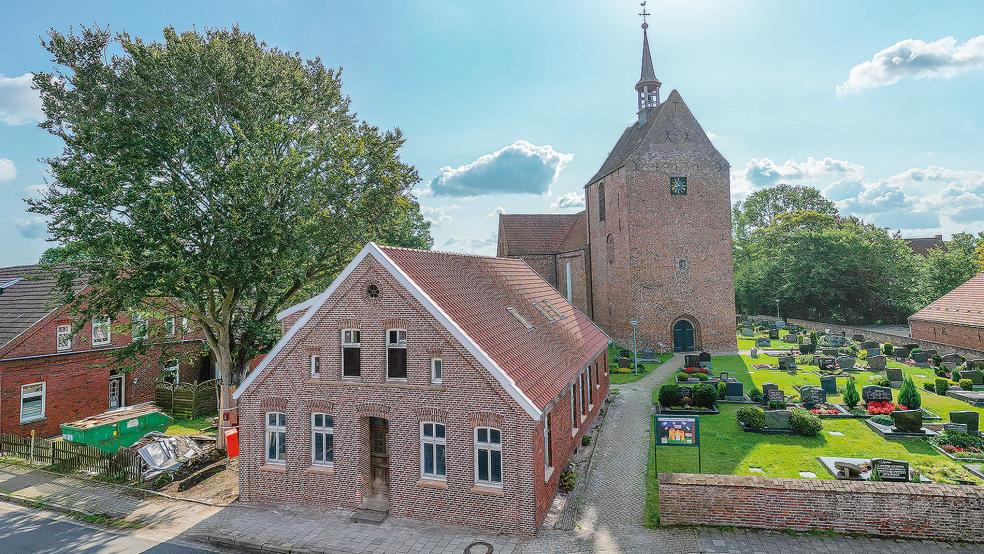 Ein völlig neues Gesicht hat das Dach der »Alten Post« in Stapelmoor. Nun stehen die Innenarbeiten an.  © Foto: Bruins