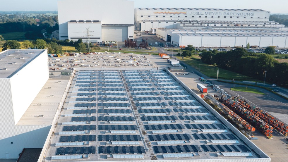 Die erste Photovoltaik-Anlage der Meyer Werft wurde jetzt auf dem Dach des Logistikzentrums installiert.  © Foto: Meyer Werft