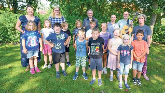 Verlaatjer Kinder singen mit Musikern plattdeutsches Lied