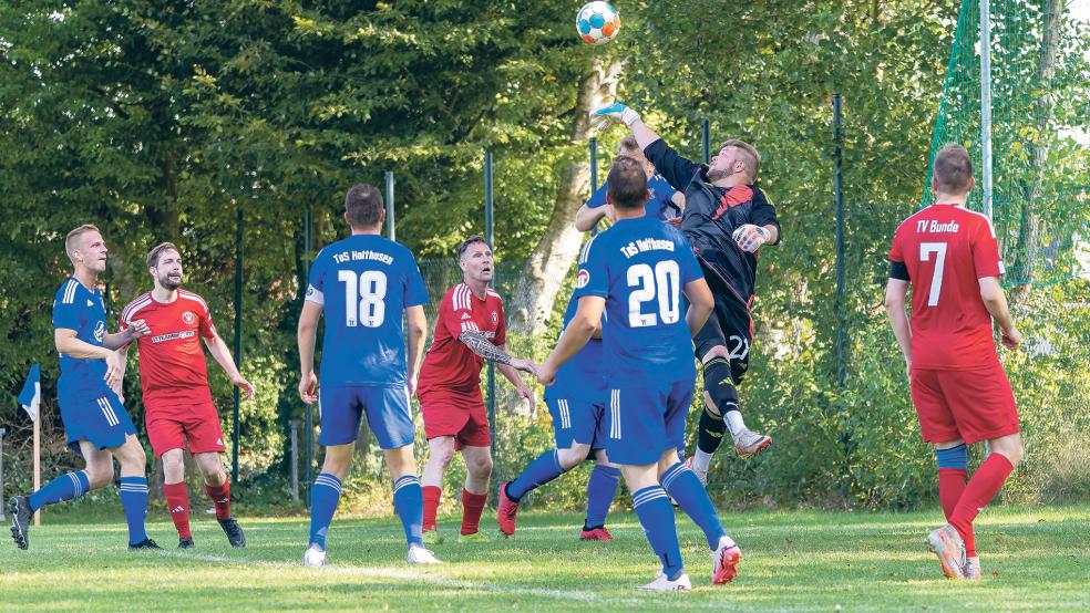 Holthusens Keeper Carsten Winterboer kann hier einen Standard gegen den TV Bunde III klären. Nach zwei Angriffen über die Außenbahnen musste er sich jedoch geschlagen geben, so dass die Gäste als Sieger vom Feld gingen.  © Foto: Jungeblut