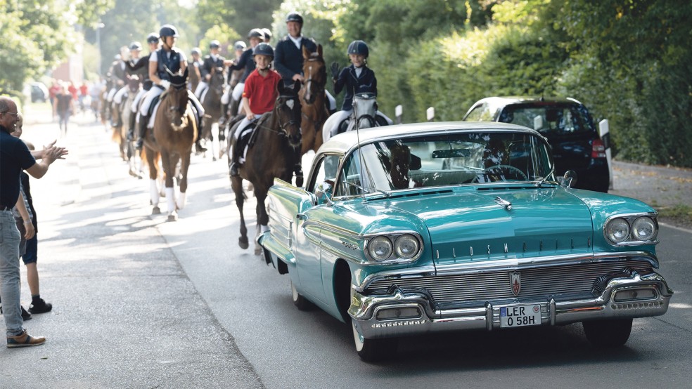 Von Bunde ging es für Mathis Huisinga und Hinrich Brummer im Oldtimer nach Bunderhee. © Fotos: Zuidema