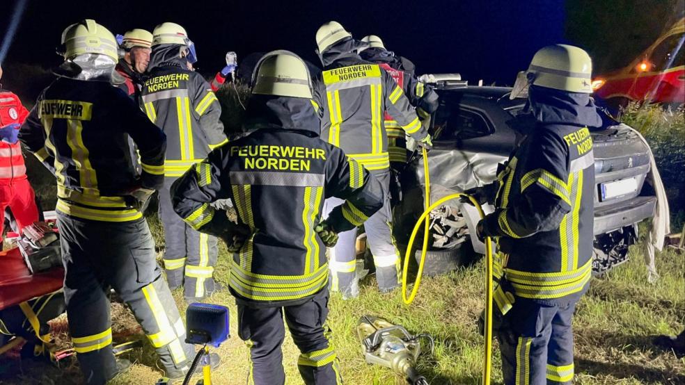 Mit hydraulischem Rettungsgerät befreiten die Einsatzkräfte den Verletzten aus dem Autowrack. © Feuerwehr
