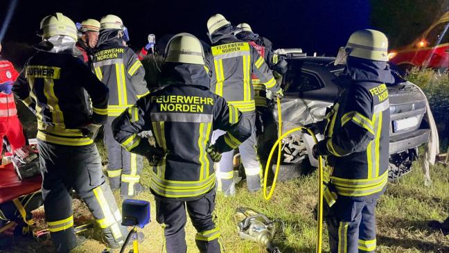 Feuerwehr birgt Verletzten aus dem Wrack seines Autos
