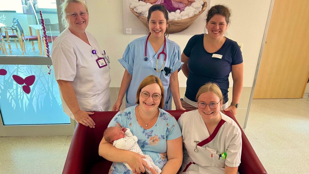 Mutter Katja mit dem kleinen Felix im Arm. Neben ihr Laura Groenefeld, Auszubildende zur Pflegefachfrau. Hinten von links Anke Wolters, Gesundheits- und Krankenpflegerin, Lorena Alderete, Assistenzärztin Kinderklinik, und Anne Gerdes, Leitende Hebamme.  © Marien Hospital