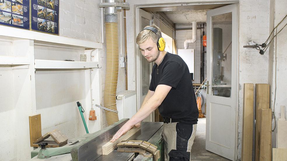 Holz in die richtige Form bringen, damit kennt sich Tischler-Azubi Hauke Tierel aus Weenermoor bestens aus.  © Foto: HWK