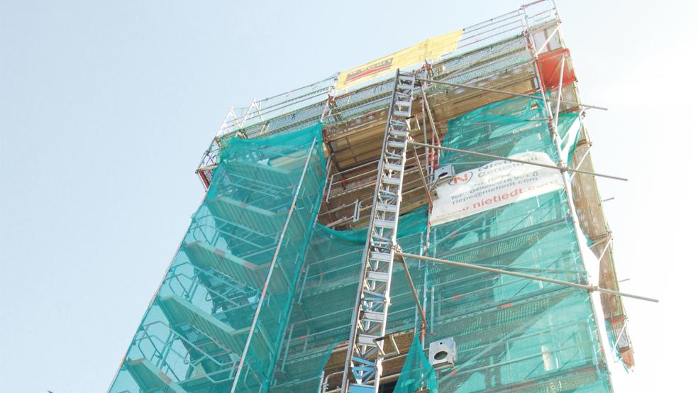 Der Turm der reformierten Kirche ist noch eingerüstet.  © Foto: Hoegen