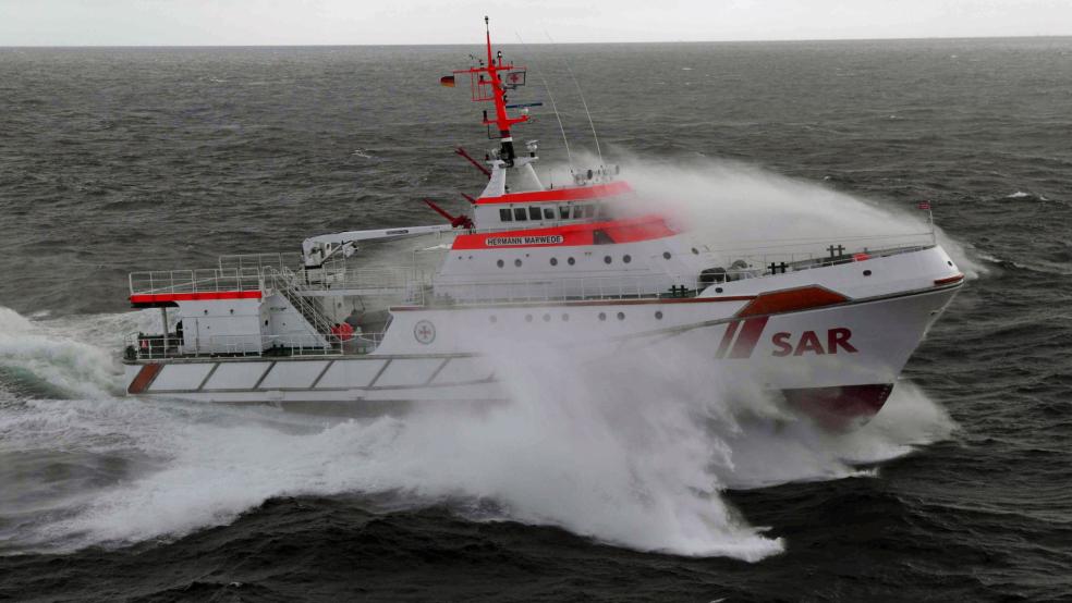 Gemeinsam mit vier weiteren Rettungseinheiten der deutschen und niederländischen Seenotretter, Windpark-Serviceschiffen sowie mehreren Rettungshubschraubern und einem Flugzeug suchte der Seenotrettungskreuzer "Hermann Marwede" die Nordsee ab, nachdem eine Segelyacht ausgebrannt und gesunken war. © Helmut Hofer (DGzRS)