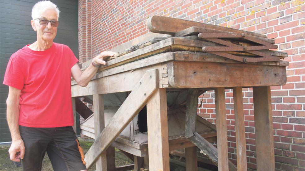 Dieter Hunken hat die historische Holzkonstruktion samt Blasebalg aktuell neben der Bunder Mühle gelagert.  © Fotos: Busemann