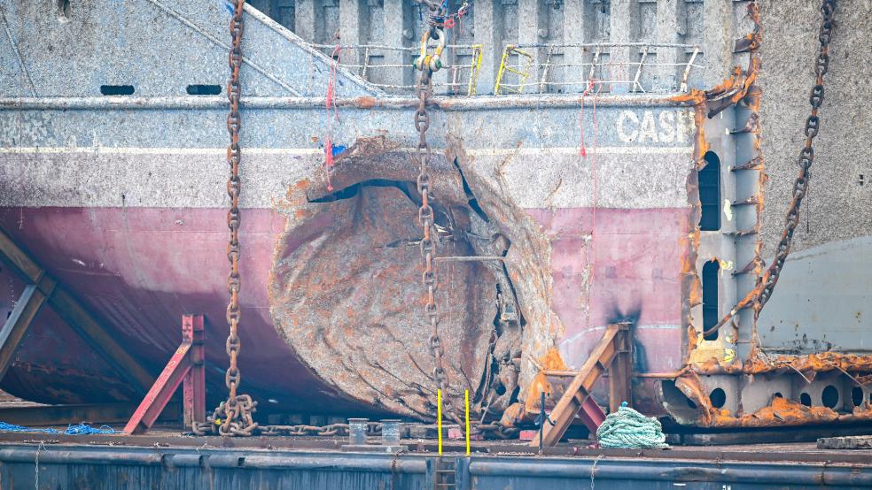 Das geborgene Heck des gesunkenen und zweigeteilten Frachters liegt auf einer Plattform. © Schuldt (dpa)