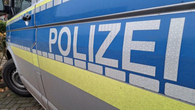 Mann entblößt sich auf Hundefläche vor Mädchen