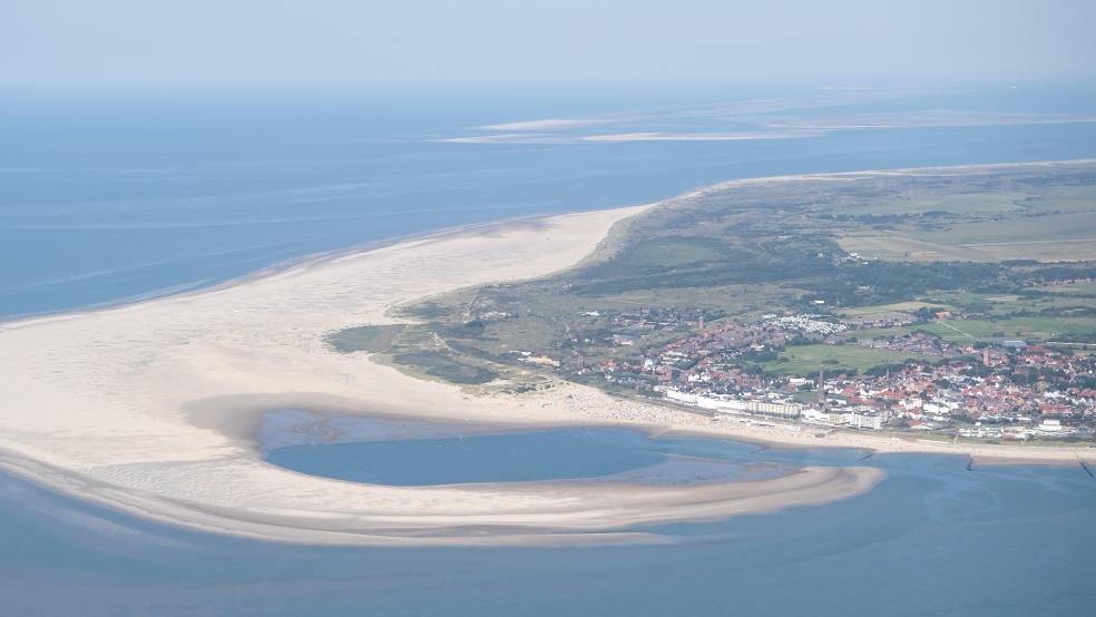 In einem Schwimmbad auf Borkum wurde ein schlafender Mann gefunden. © Schuld/dpa