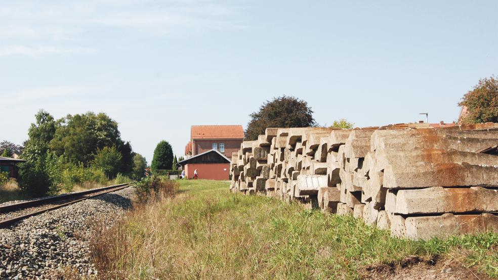 An den Bahngleisen in der Nähe des ehemaligen Bahnhofs in Bunde werden Bahnschwellen gelagert.  © Foto: Hoegen