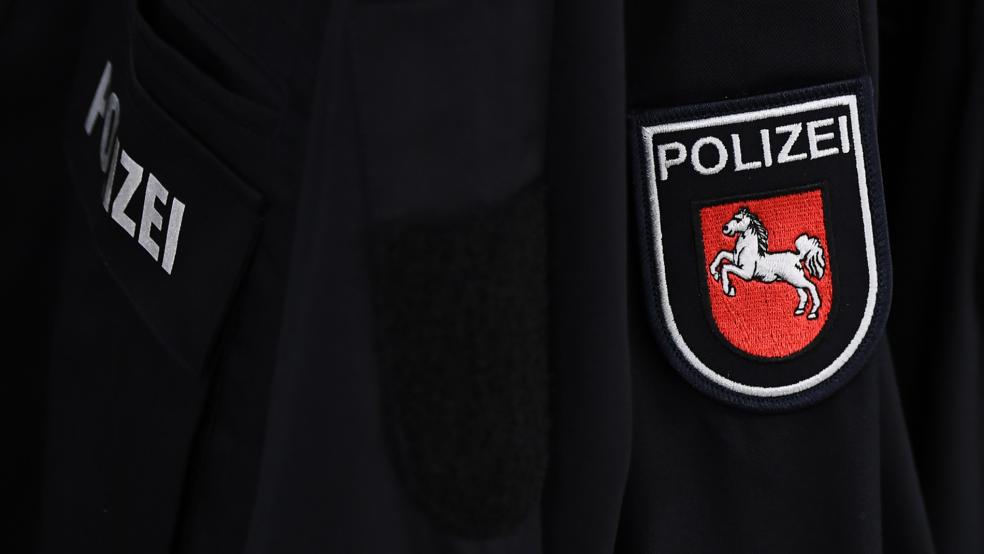 Einem Polizisten aus Aurich wird Bestechlichkeit, die Verletzung von Dienstgeheimnissen, die Verletzung des höchstpersönlichen Lebensbereichs durch Bildaufnahmen sowie der Besitz von Kinder- und Jugendpornografie zur Last gelegt. © Pförtner (dpa/Symbolfoto)