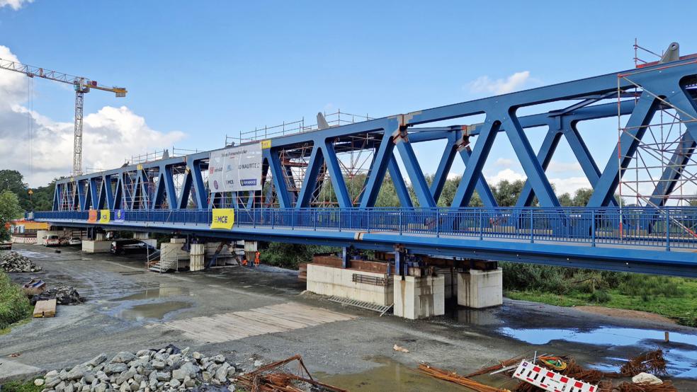 Die vier Brückenteile der Zweifeldbrücke wurden auf provisorischen Lagern im Deichvorland in Hilkenborg abgelegt. Auf diesen werden sie verschweißt und in ihre Endposition gebracht. © DB InfraGO AG