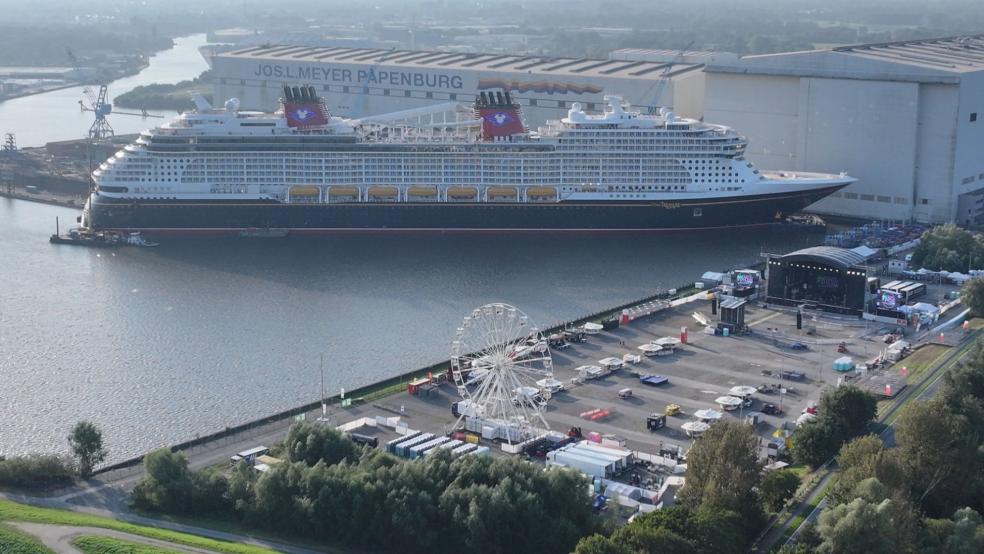 Während an diesem Wochenende vor der Kulisse der "Disney Treasure" das NDR 2 Papenburg Festival an der Meyer Werft steigt, gehen in Berlin die Bemühungen zur Rettung des Unternehmens in die finale Phase. © Battermann (Horizont Fotos)