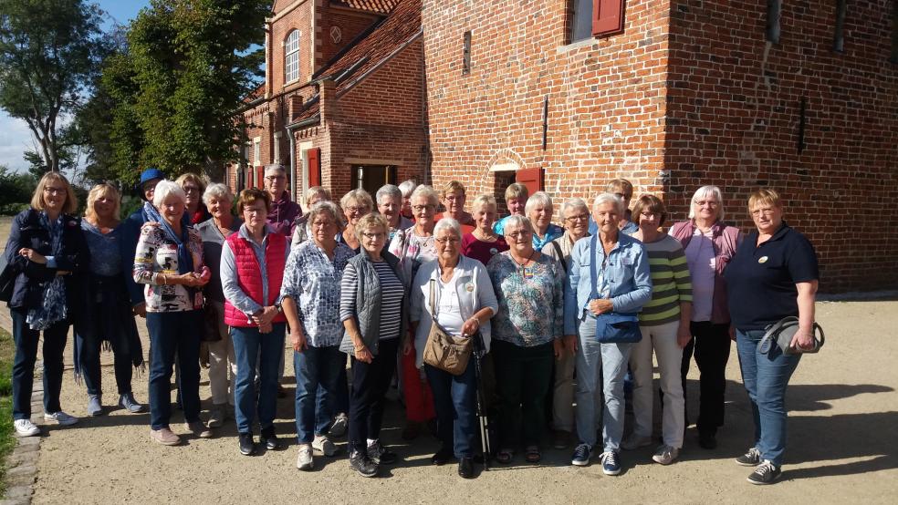 Die Teilnehmer des Interfriesischen Frauentreffens im Jahr 2018 vor dem Steinhaus in Bunderhee. © privat