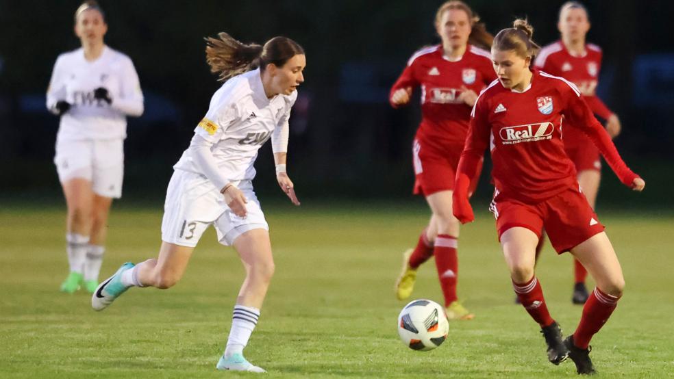 Lina Wallbaum (rechts) trifft morgen mit dem SV TiMoNo wieder auf die Sportvereinigung Aurich (weiße Trikots). Beide Teams haben noch keinen einzigen Punkt liegengelassen. © H. Koppelkamm