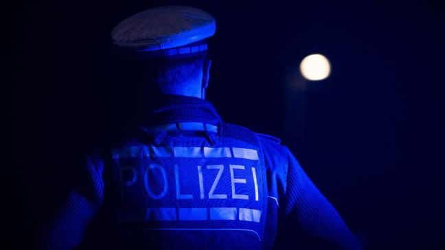 Messer-Duo raubt Handy und Geldbeutel