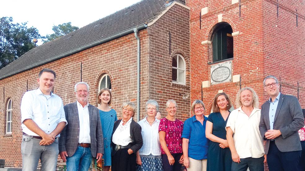 Gemeinsam engagiert für Vielfalt und Demokratie: (v.l.n.r.) Bundes Bürgermeister Uwe Sap (einleitende Rede), Carl-Georg Neelen (Moderation und Lesung), Louise Koetsier (Lesung), Evi Neelen (Moderation), Ulrike Tengler, Katrin Meinders und Anke Ulferts (jeweils Lesung), Sophia Lewin und Hauke Scholten (Musik) sowie Weeners Bürgermeister Heiko Abbas.  © Foto: Janssen