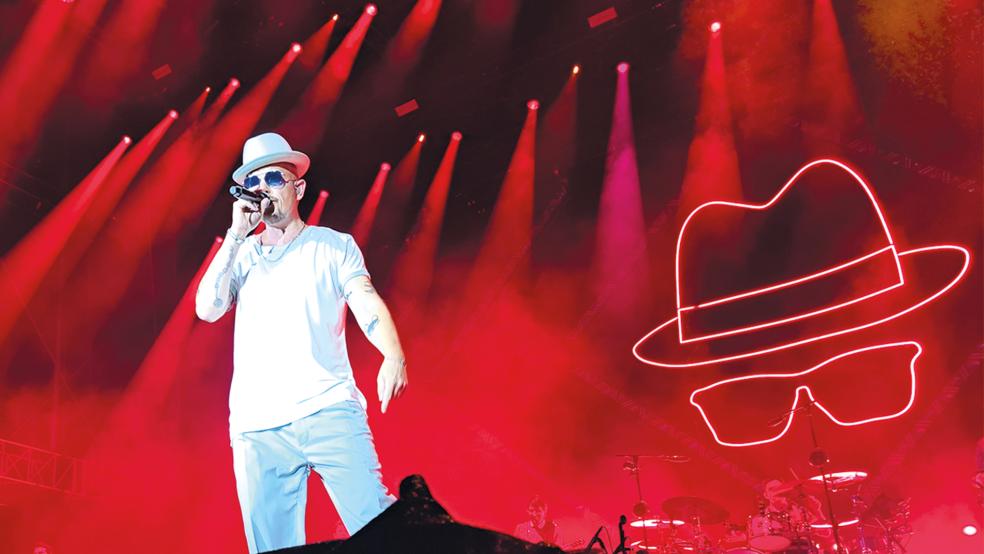 Der Hamburger Entertainment-Guru Jan Delay und seine Band »Disko No. 1« ließen sich am Samstagabend nicht lange bitten, als das Publikum auf dem »NDR 2 Papenburg Festival« an der Meyer Werft frenetisch nach einer Zugabe rief.  © Foto: Szyska