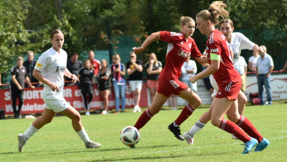 Die Rheiderländerinnen Lea Siemens (rechts) und Lina Wallbaum (im Hintergrund) mussten sich mit dem SV TiMoNo gegen Aurich geschlagen geben. © H. Koppelkamm