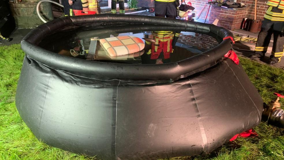 Feuerwehrleute bauten ein Wasserbecken mit 5000 Liter Inhalt auf, um den Battriespeicher für die nächsten 48 Stunden zu kühlen. © Lukas Gronewold (Feuerwehr Holtrop)